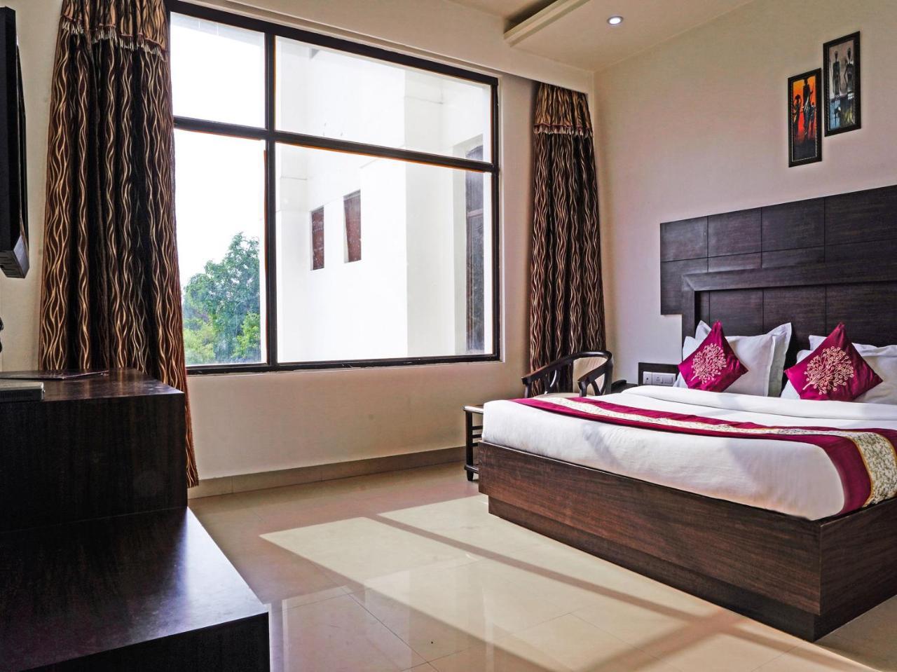 Madhu Resort Agra  Exteriör bild